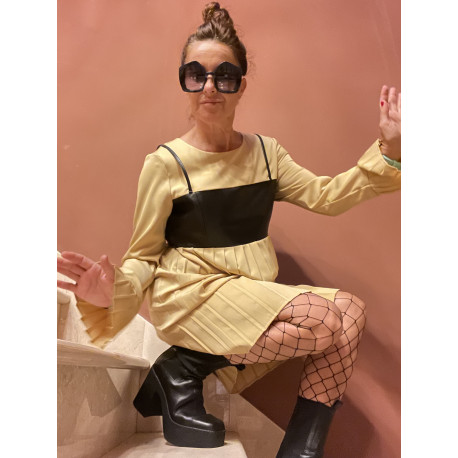 VESTIDO PLIZADO MOSTAZA
